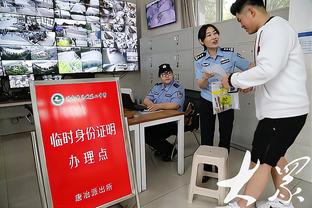 红变黄❓️沙特联背后双脚离地暴力飞铲 直红后主裁看VAR改判黄牌